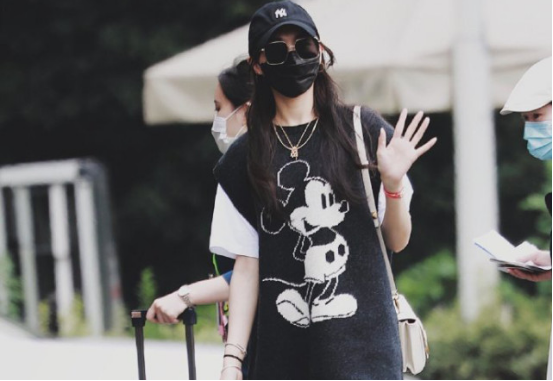 唐嫣低調撒糖,和羅晉同穿女兒喜歡的米老鼠衣服,一家三口超幸福 唐嫣低調撒糖,和羅晉同穿女兒喜歡的米老鼠衣服,一家三口超幸福