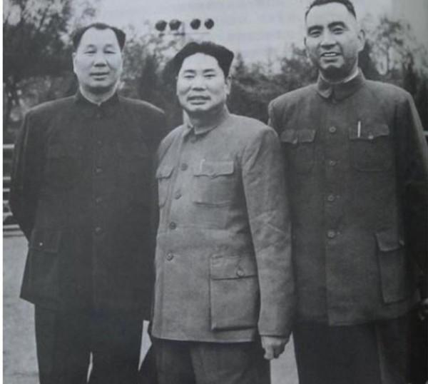 政委掏槍要斃了他,此人還是不跑,後當司令,老司令高興得沒吃飯 政委掏槍要斃了他,此人還是不跑,後當司令,老司令高興得沒吃飯