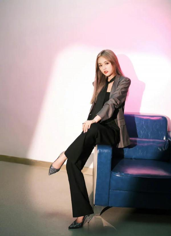 吳宣儀今晚活動造型靚麗歌星✘職場精英又美又帥 吳宣儀今晚活動造型靚麗歌星✘職場精英又美又帥