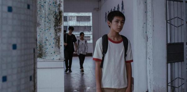 14歲“石頭哥”身高超1米8，青春期發育過猛，身穿西裝顯成熟