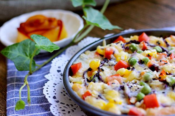 想吃披薩不要出去買啦，自己在家做一樣好吃，不用發麵，一學就會