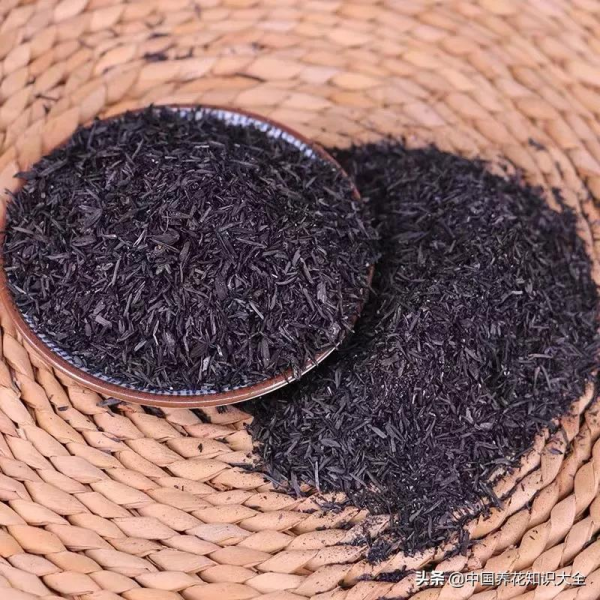 花盆裡撒點粉，防蟲又防爛根，葉子蹭蹭長，花兒輕鬆開滿盆