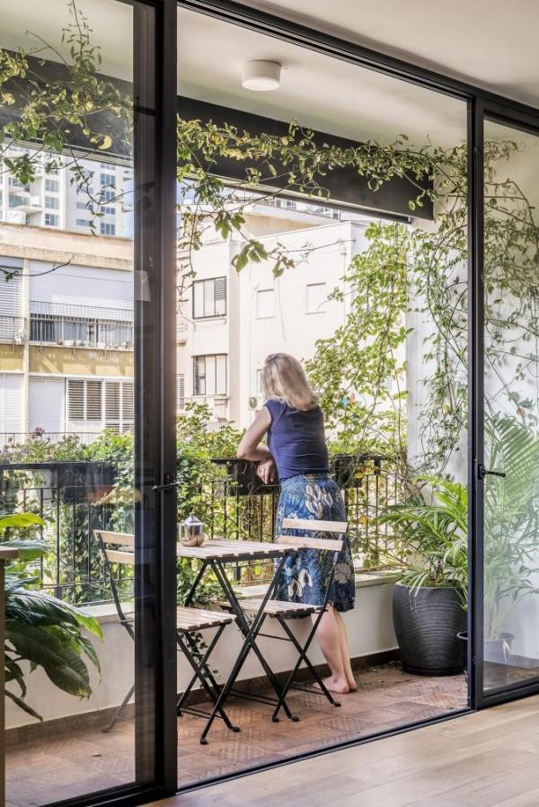 陽臺封不封，我說了算！不封了，護欄上打造包圍式花園，顏值很高