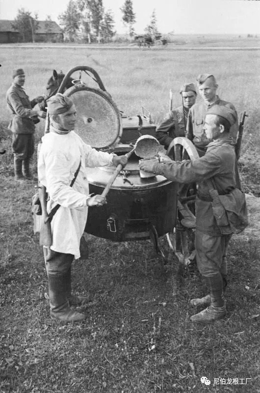 灰色牲口投食器：蘇俄牽引式野戰廚房小史