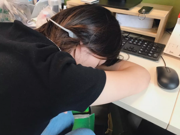 每天午睡一會，對降低痴呆、保護心臟都有好處，但前提是別睡錯了