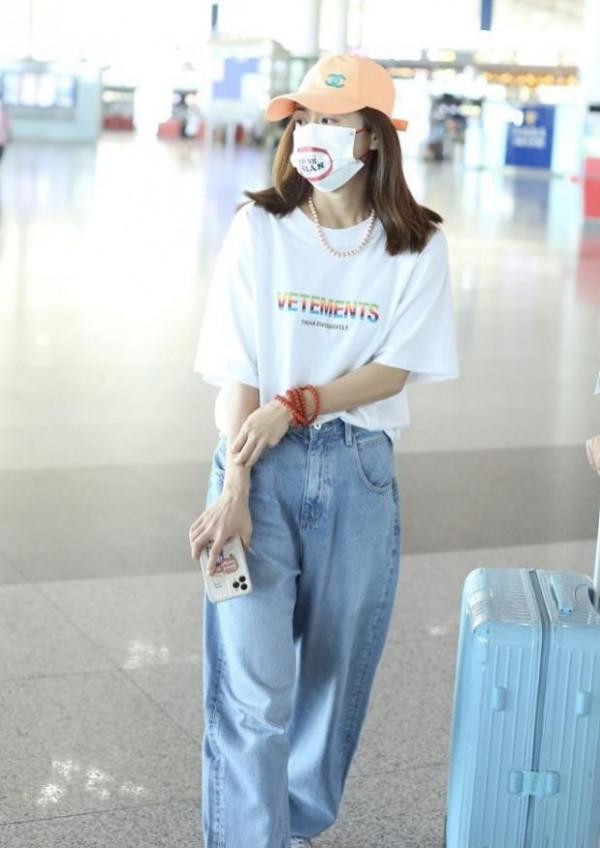 劉芸的少女感是穿出來的，寬鬆T恤也要塞衣角，配老爹褲瀟灑顯高