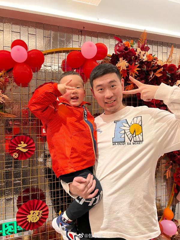 溫馨&excl;國羽世界冠軍夫婦曬一家三口全家福&comma;兒子兩歲又高又壯天賦佳