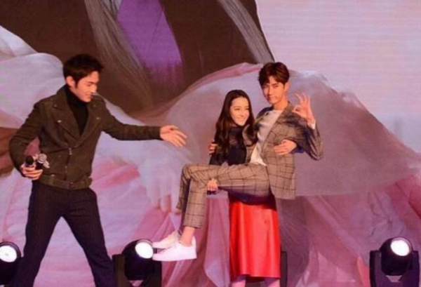 那些被“公主抱”給打敗的男演員,網友只對張豐毅表示理解 那些被“公主抱”給打敗的男演員,網友只對張豐毅表示理解