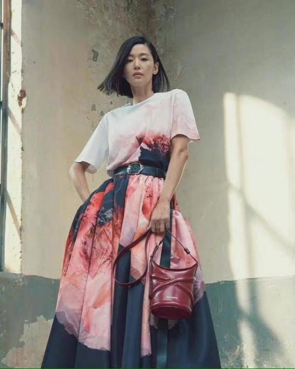 全智賢瘦出了老態,拍時尚大片只剩“骨感美”,連氣質都改變好多 全智賢瘦出了老態,拍時尚大片只剩“骨感美”,連氣質都改變好多