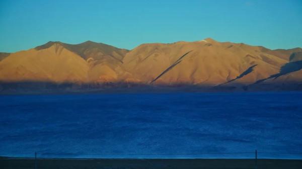 穿越西藏阿里中線,地上只有車轍印,這種路就是轎車能力的極限 穿越西藏阿里中線,地上只有車轍印,這種路就是轎車能力的極限