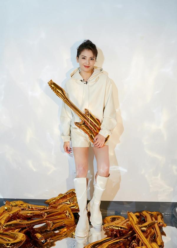 劉濤穿奶白衛衣套裝配長靴 大秀美腿