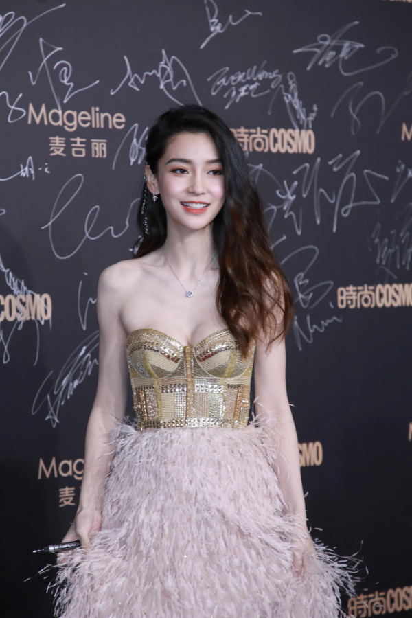 駕馭金色禮服的女星，能駕馭萬色