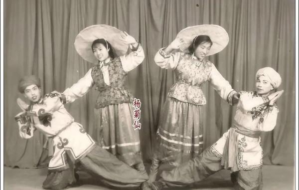 隨八千湘女上天山，為建設可可托海作貢獻