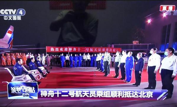 向神州十二號航天員乘組致敬