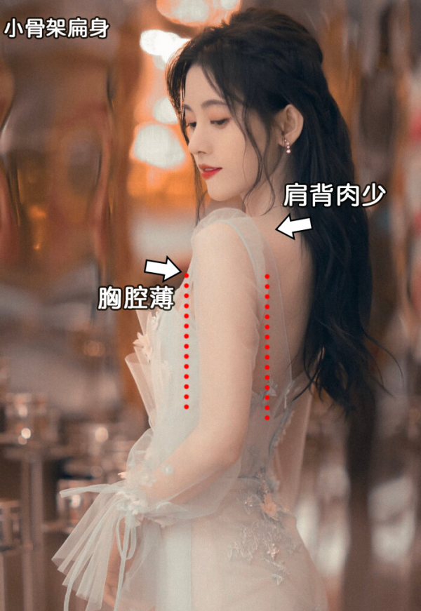 大骨架女孩竟然贏了紙片人？瘦成柴撐不起造型，上鏡瞬間就被淹沒