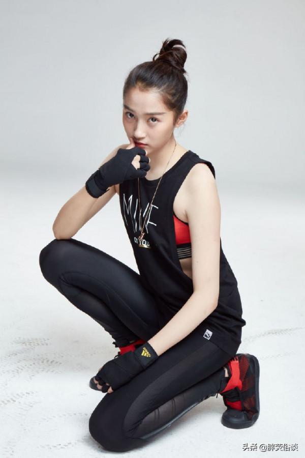 關曉彤一身運動裝化身功夫少女，英姿颯爽