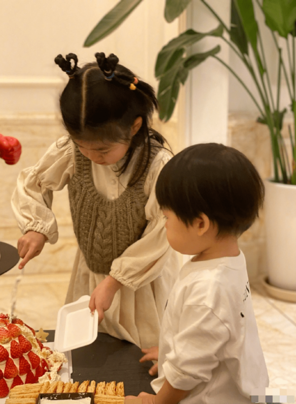 汪峰兒子為親姐慶生,穿白色衛衣面板白皙,小臉卻像同父異母的姐 汪峰兒子為親姐慶生,穿白色衛衣面板白皙,小臉卻像同父異母的姐