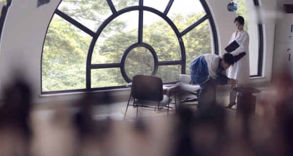 只穿少量防護,就敢被真實鞭打?這個00後小演員真敢拼 只穿少量防護,就敢被真實鞭打?這個00後小演員真敢拼