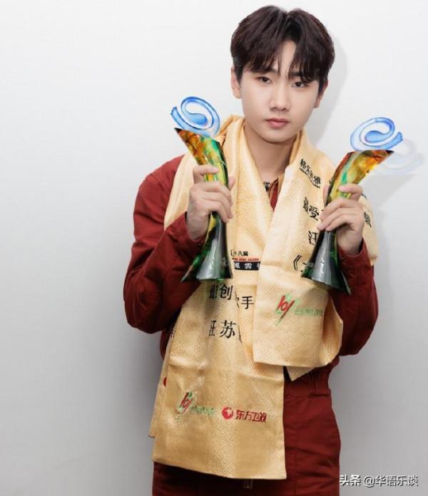 人均3座獎盃,現場無觀眾無頒獎人,這場“分豬肉”晚會有點冷 人均3座獎盃,現場無觀眾無頒獎人,這場“分豬肉”晚會有點冷