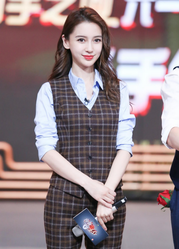 Baby真是瘦得過分了，臉上戴著眼鏡，顯得法令紋更明顯了