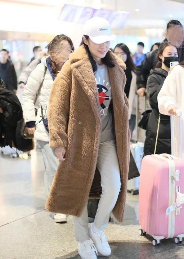 53歲周濤穿舊衣撞衫49歲孟晚舟，輸年齡贏穿搭，薑還是老的辣