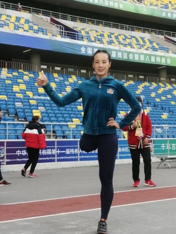 那個打破世界紀錄的“單腿女孩”把微塵舞出了耀眼的光芒 那個打破世界紀錄的“單腿女孩”把微塵舞出了耀眼的光芒