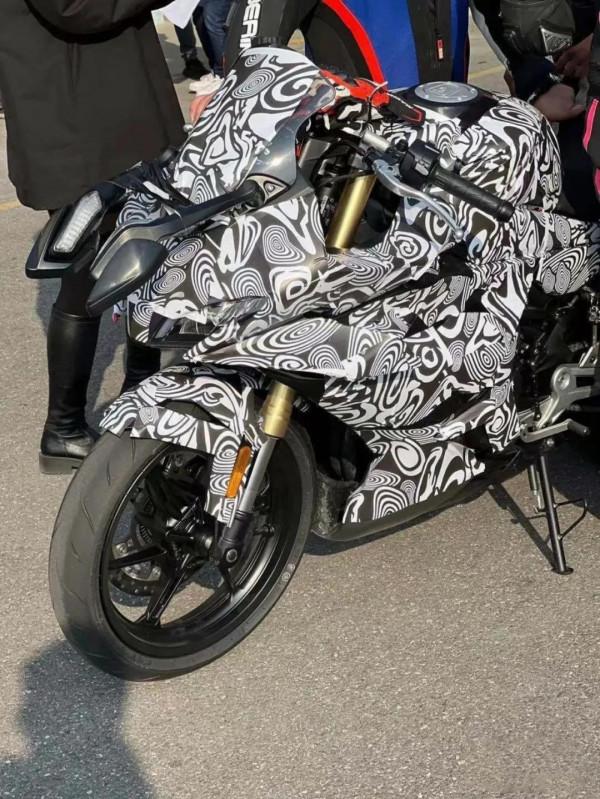 春風450SR賽道測試圖片再曝，Brembo直推上泵格外亮眼