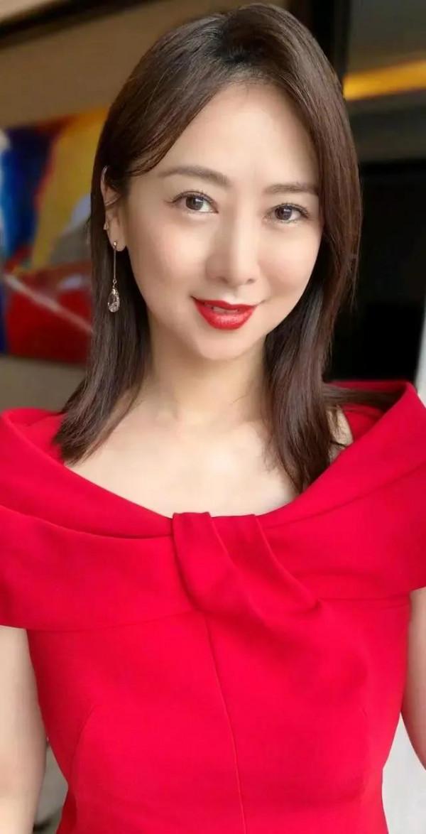 翁虹，氣質優雅，風采依舊