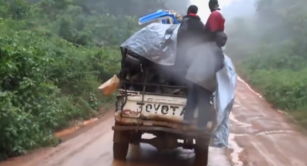 下雨就癱瘓的非洲國家，計程車也賣“掛票”，300公里開三天