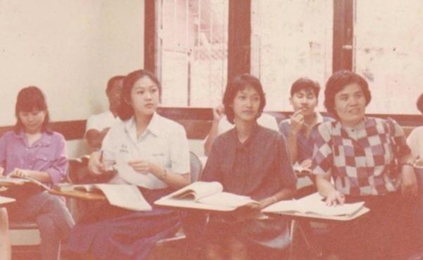 54歲英拉穿粉衣扮嫩,同框比美贏小24歲不丹王后,哥哥始終守護她 54歲英拉穿粉衣扮嫩,同框比美贏小24歲不丹王后,哥哥始終守護她