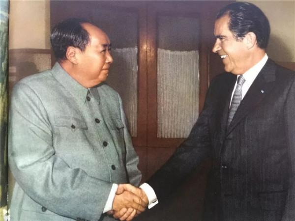 尼克松問毛主席:您有什麼特長?主席回答後,尼克松深深鞠了一躬 尼克松問毛主席:您有什麼特長?主席回答後,尼克松深深鞠了一躬