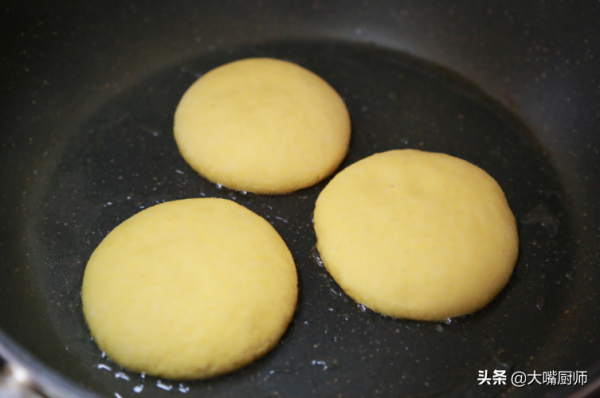 玉米麵加雞蛋，用開水一燙，做出快手早餐，膨鬆柔軟，比包子好吃