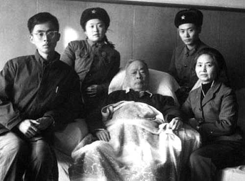 毛主席參加陳毅的追悼會，看到一副輓聯，問這是誰寫的