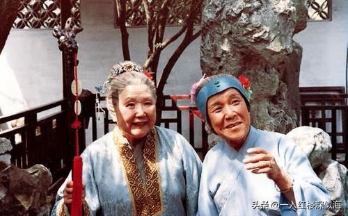 劉姥姥多有分寸感？遊大觀園在黛玉處眉開眼笑，到寶釵處一言不發