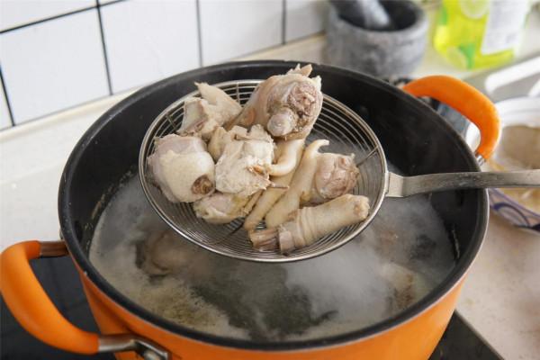 秋季燉雞湯，牢記“2不用3竅門”，雞湯清亮鮮香，好喝人人誇