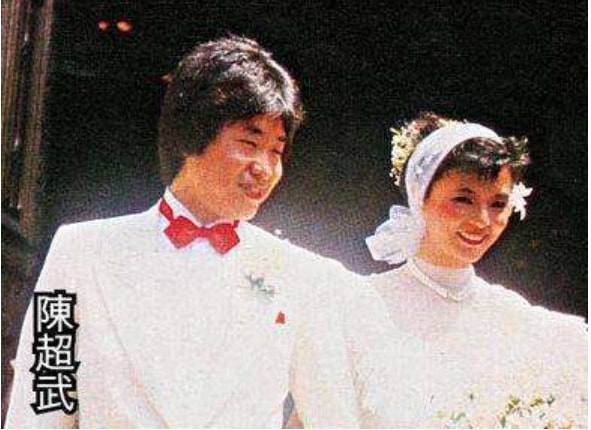 終於明白，陳薈蓮不漂亮，也沒有孩子，周潤發為何獨寵她38年了