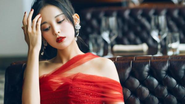 古力娜扎身穿星光紗裙，盡顯優雅氣質