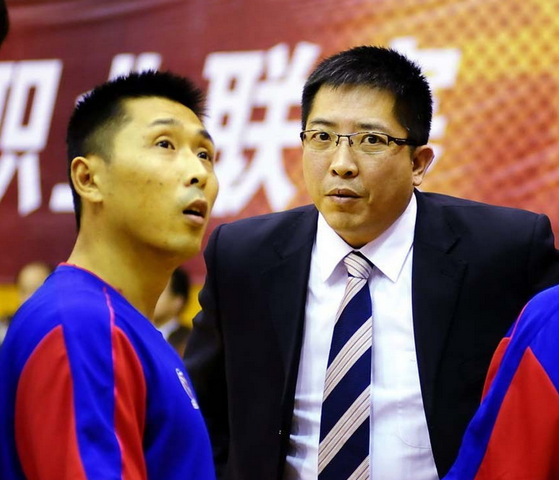 CBA唯一四雙胡雪峰，與鞏曉彬爭球重傷，李曉勇想推他去NBA