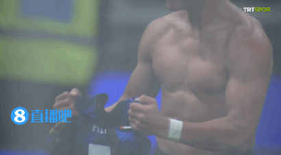 桑切斯絕殺後脫衣秀肌肉+滑跪慶祝,被國米全隊高高拋起 桑切斯絕殺後脫衣秀肌肉+滑跪慶祝,被國米全隊高高拋起