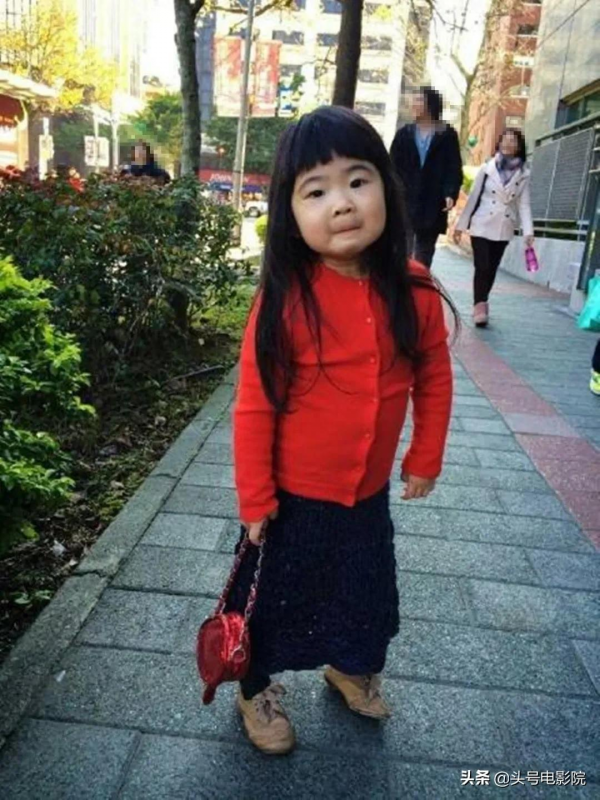 黃多多16歲戴金鍊塗眼影，爸爸萌娃早熟！曹格女兒11歲露肩畫眼線