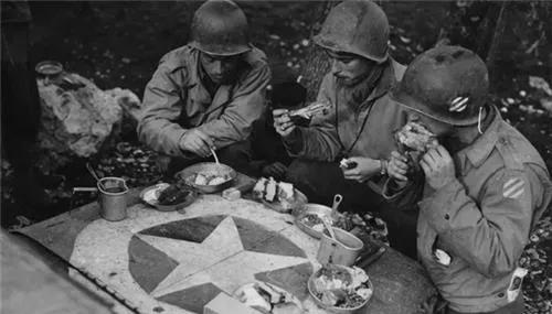 財大氣粗就是任性 一個野戰飯盒 就可以看美軍在二戰時的綜合實力 財大氣粗就是任性 一個野戰飯盒 就可以看美軍在二戰時的綜合實力