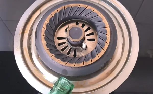 好百鄰廚房保潔師在灶臺上放了幾張紙巾,就解決了很多家庭的困擾 好百鄰廚房保潔師在灶臺上放了幾張紙巾,就解決了很多家庭的困擾