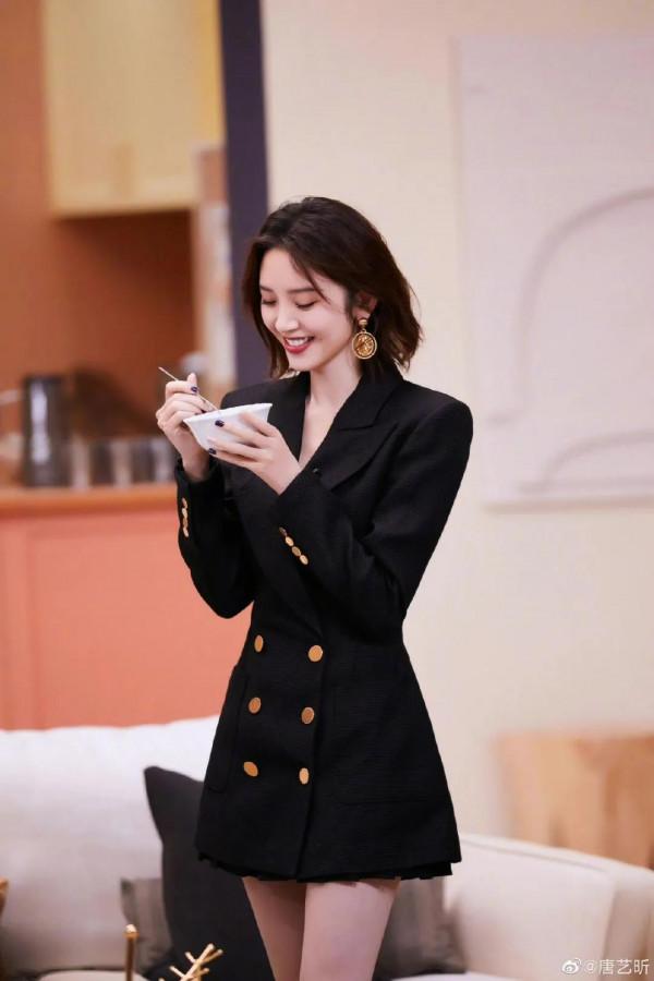 唐藝昕四宮格隨拍，好喜歡唐藝昕的西裝裙，隨手拍也超級美膩！ ​ ​​​