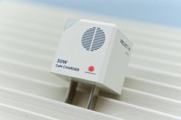 這顆硬糖確實夠硬！硬糖30w迷你快速充電器