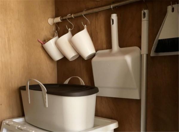 日本40歲主婦斷舍離上癮,家裡沙發桌子全都扔掉,只剩3把椅子? 日本40歲主婦斷舍離上癮,家裡沙發桌子全都扔掉,只剩3把椅子?