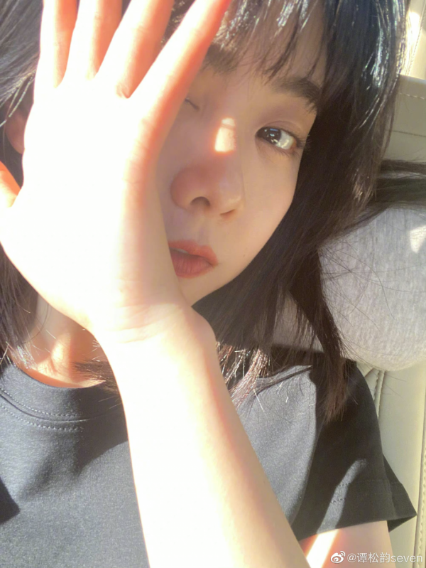 譚松韻車內隨拍