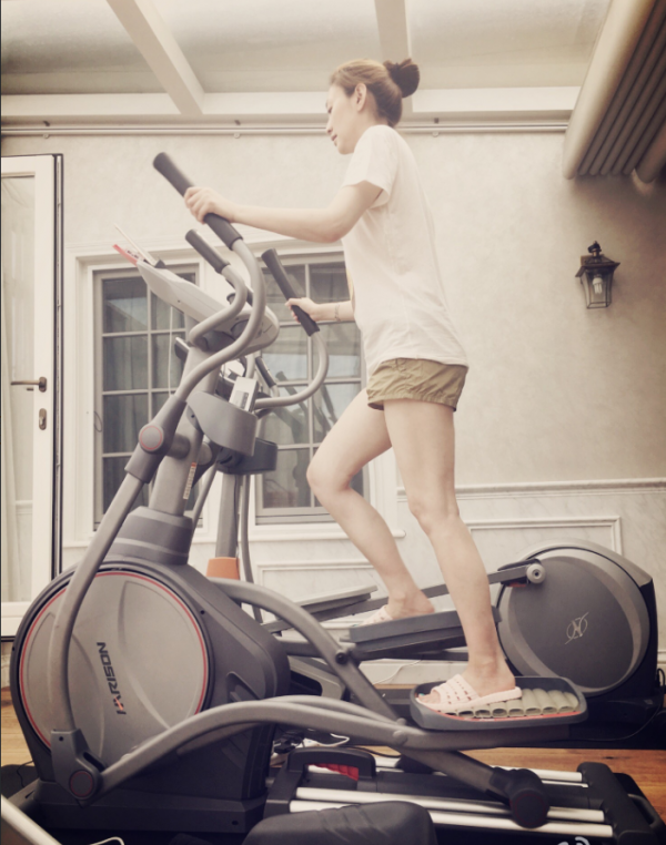 6位中年女星背影殺：年近半百仍似少女，胖一絲累贅、瘦一點沒味