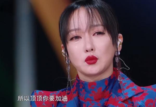 21歲爆紅後走出國門，假唱風波後跌落神壇，薩頂頂到底經歷了什麼