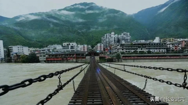 在300年前，古人在一年時間內，如何將40噸鐵鏈安在大渡河上？