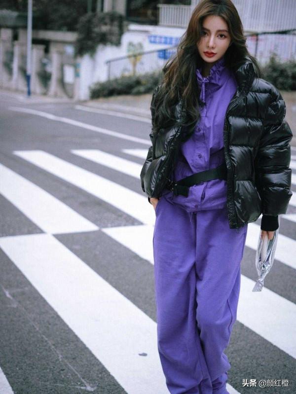 冬天一定要試一下黑+紫,簡約基礎又很神秘,出門輕易不會撞衫 冬天一定要試一下黑+紫,簡約基礎又很神秘,出門輕易不會撞衫